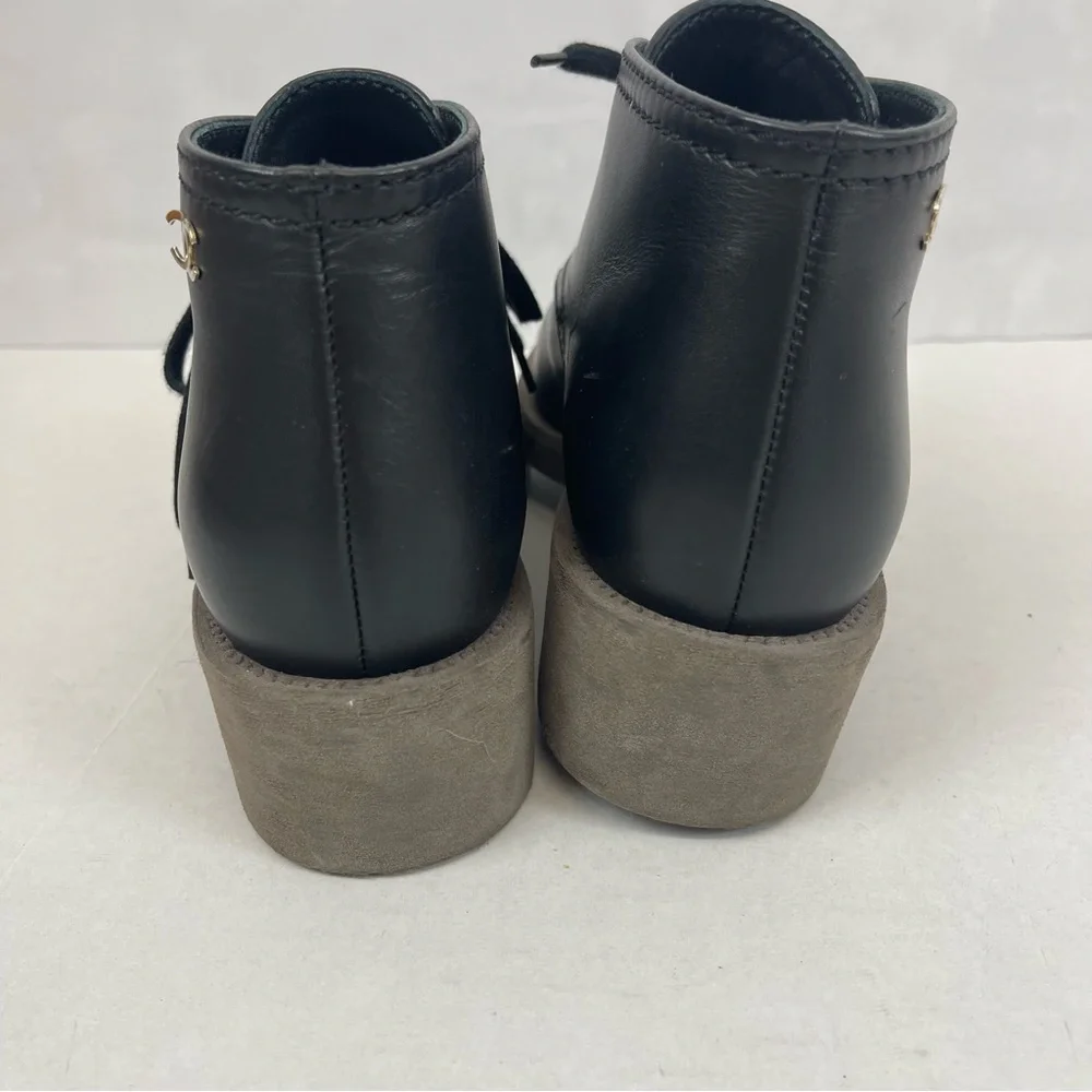 Chanel Black Leather Lace-Up Ankle Boots G31797 CC Logo Crepe‎ Sole Sz40 US 9.5